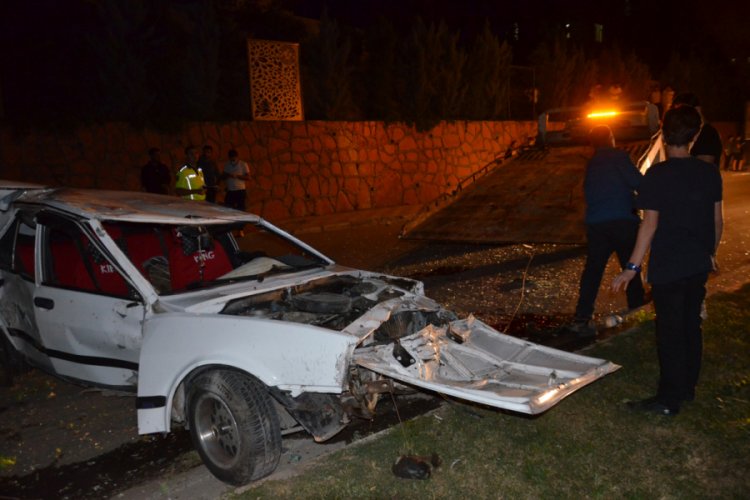 Otomobil önce ağaca sonra direğe çarptı: 2 yaralı