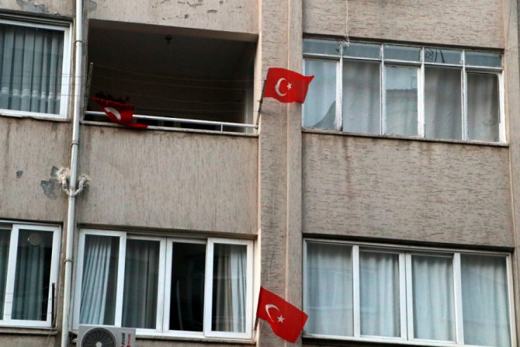 İskenderun'da patlamanın yaşandığı caddede teröre 'Türk bayraklı' tepki