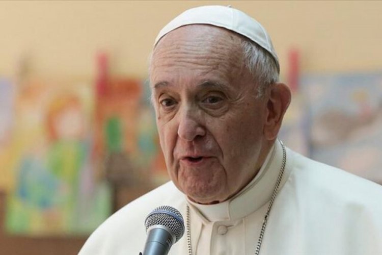 Papa Francesco, Koronavirüs salgını boyunca nadir maske taktığı için tepki çekti