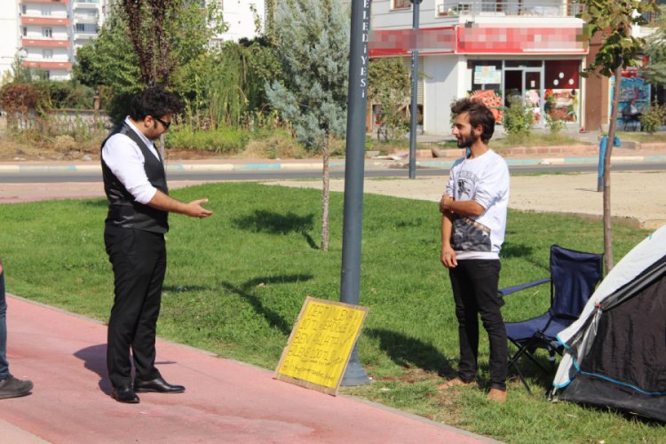 4 yılda 51 şehri otostop çekerek gezip, 10 liraya dert dinledi