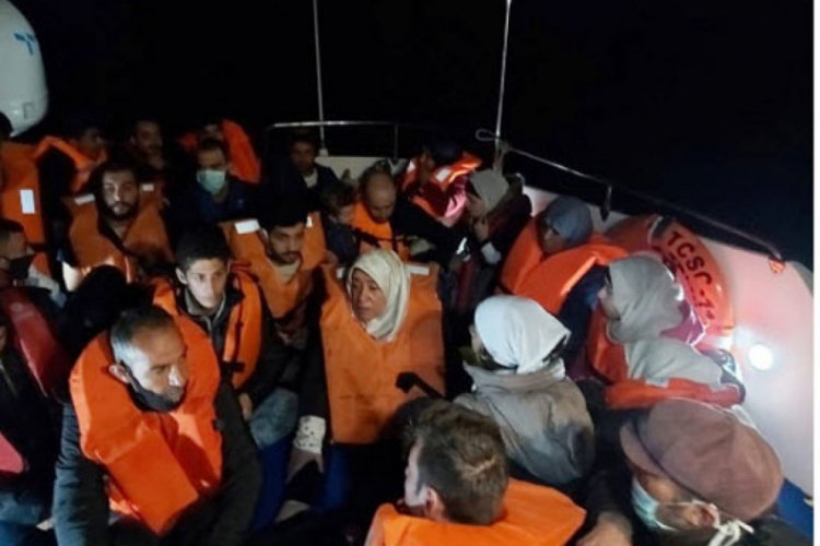 Yunanistan'ın geri ittiği lastik bottaki 24 göçmen kurtarıldı