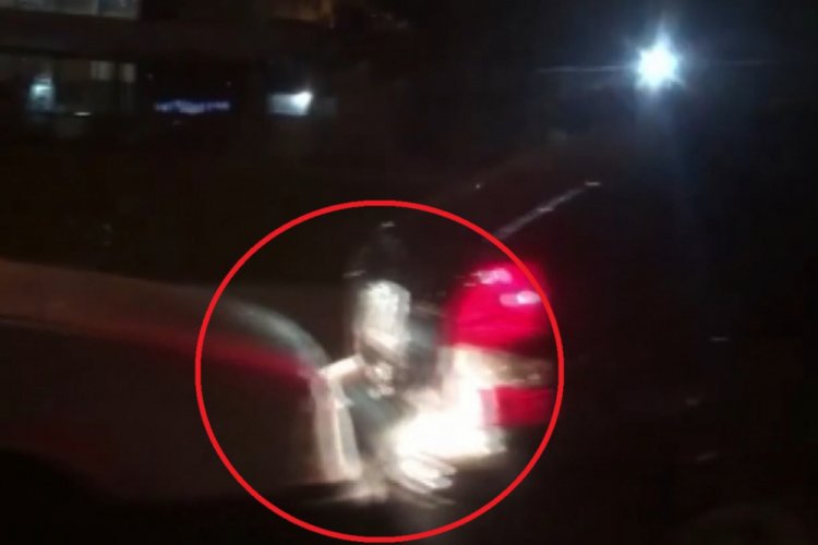 Bursa'da benzini biten otomobilin, başka bir otomobille itilme anı kamerada