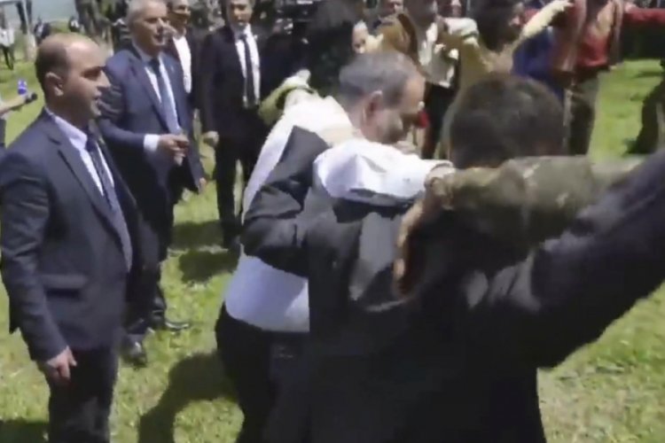 Paşinyan, PKK yanlılarıyla omuz omuza