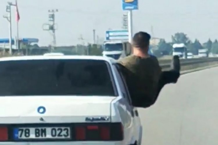 Bursa'da otomobilden sarkıp, tehlikeli hareketler yaptı