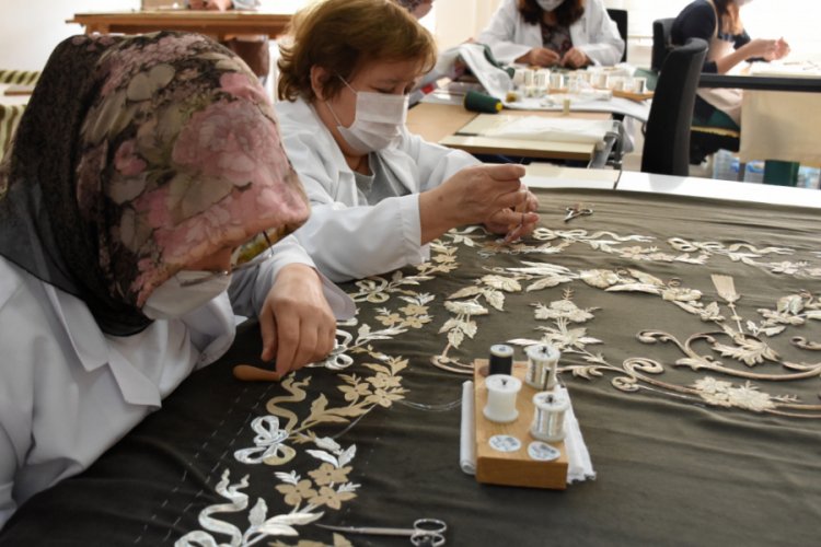 Bursa'da padişah türbeleri için 150-200 yıl dayanabilecek sanduka örtüsü işliyorlar