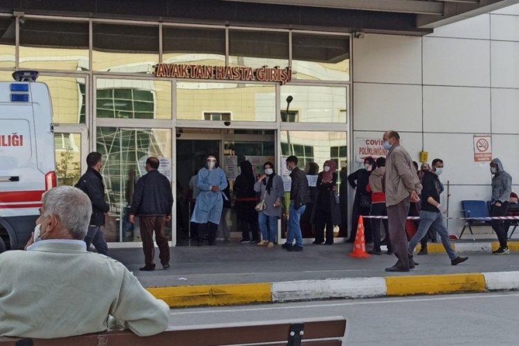 Bursa'da metrelerce koronavirüs kuyruğu!