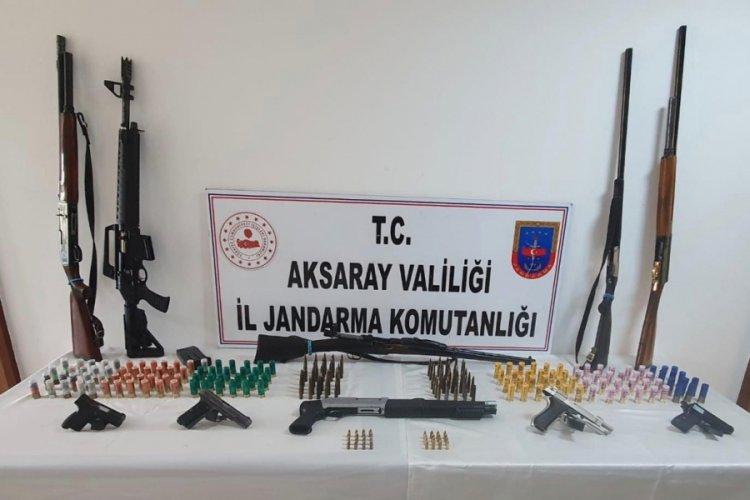 Jandarmanın operasyon yaptığı ev adeta cephanelik çıktı