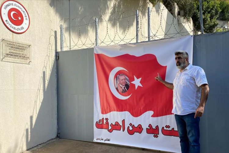 Lübnan'daki Türk Büyükelçiliğine bayraklı destek