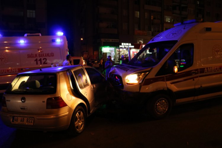 Ambulans ile otomobil çarpıştı