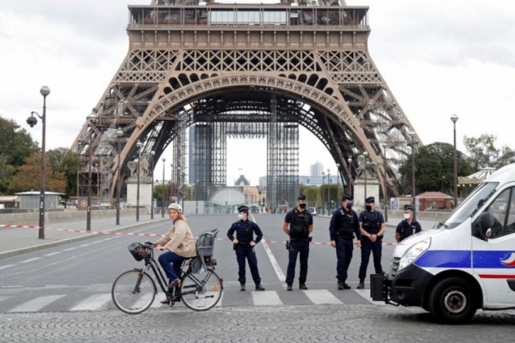 Paris'te bomba ihbarı!