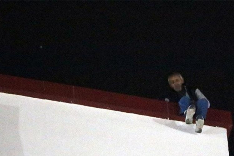 Eşinin eve dönmesi için hastanenin çatısına çıktı