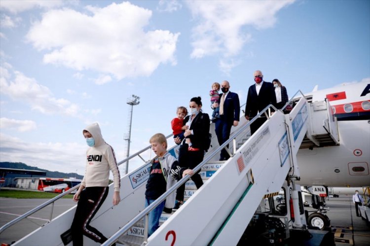 Suriye'daki kamplarda kalan Arnavut kadın ve çocuklar ülkelerine döndü