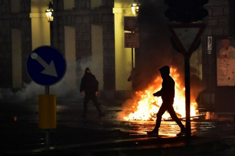 Kovid-19 tedbirlerini protesto eden aşırı sağcı grup polisle çatıştı