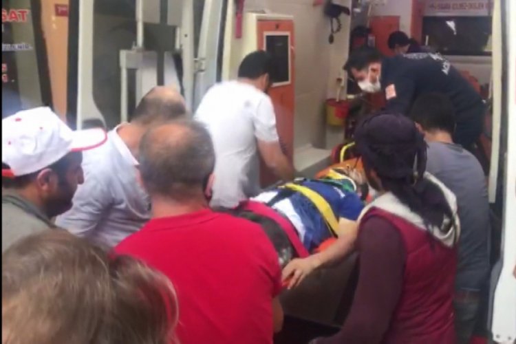 Yıkılan binada asansör boşluğuna düşen işçi yaralandı
