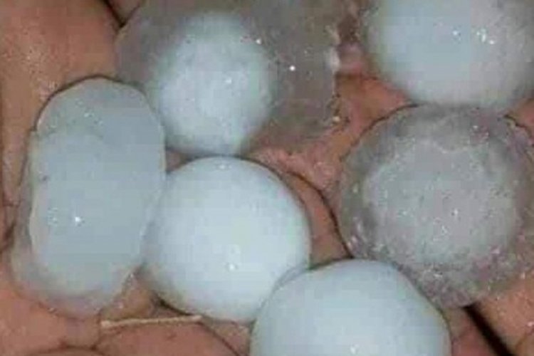 Ceviz büyüklüğünde dolu görenleri hayrete düşürdü