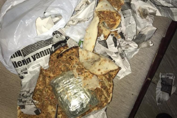 Lahmacuna sarılmış 800 gram esrar ele geçirildi