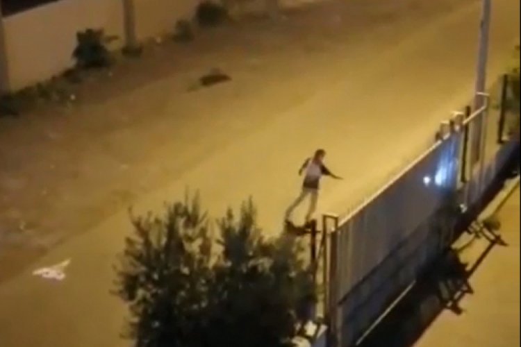 Sokak ortasında hayali kişilerle kavga etti