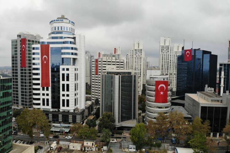 Maslak'ta gökdelenlere dev Türk bayrakları asıldı