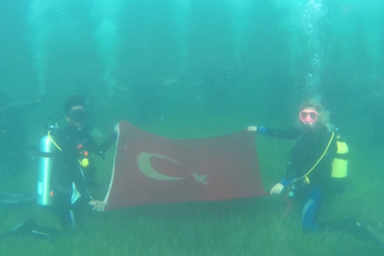 Cumhuriyet Bayramı'nı su altında kutladılar