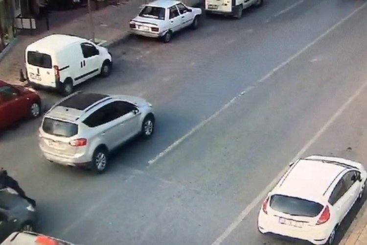 Yolun karşısına geçen yayaya otomobil çarptı