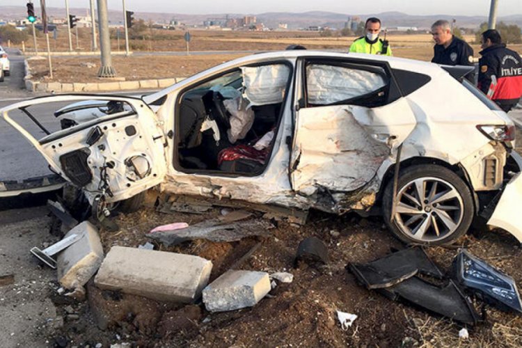 İki otomobil çarpıştı: 2 ölü