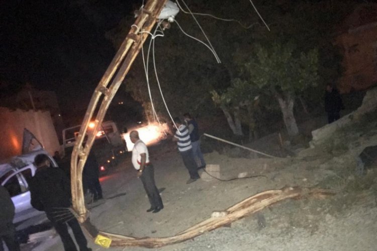 Otomobil elektrik direklerine çarptı