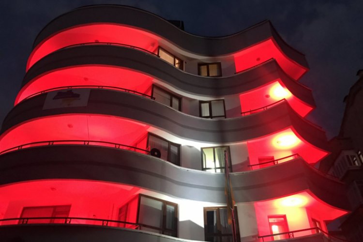 Ukrayna'nın Ankara Büyükelçiliği Türk bayrağı renkleriyle aydınlatıldı