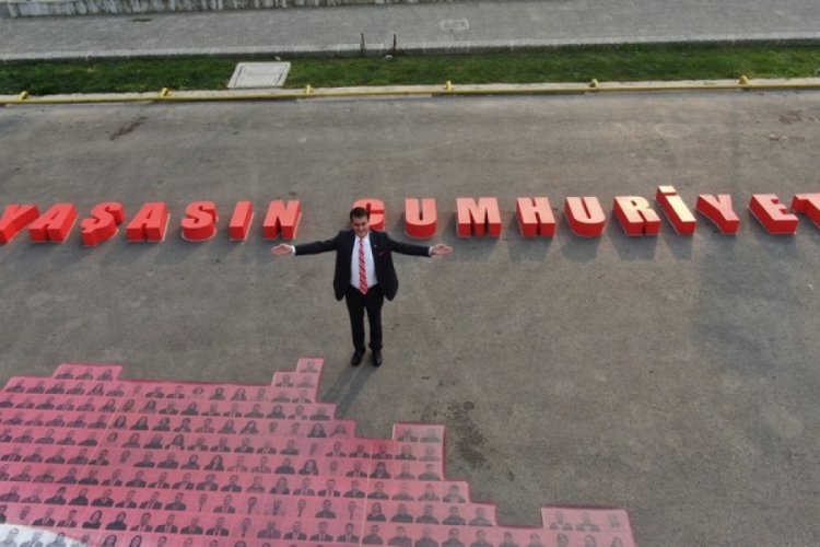 Cumhuriyet sevgisini Bursa'da dev tablo ile sergilediler