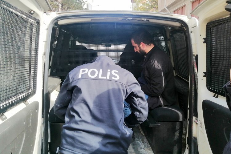 Bursa'da mahalleli hırsızı yakalayıp polise teslim etti