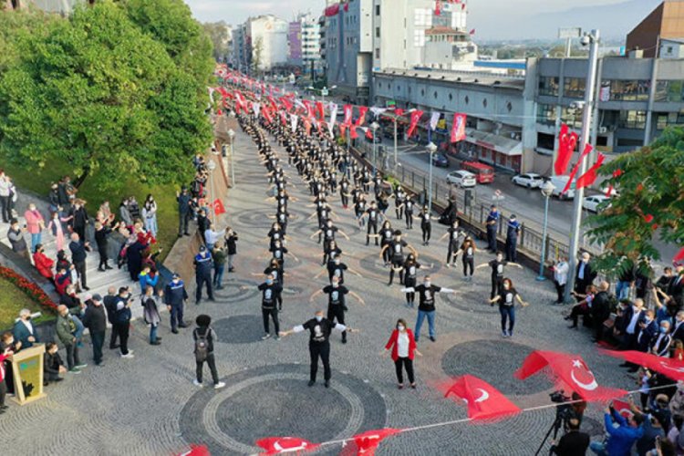 Bin kişi, sosyal mesafeli zeybek oynadı