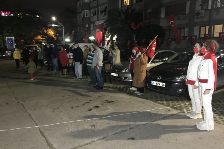 Vatandaşlar 19.23'te sokak ve balkonlarda İstiklal Marşı okudu