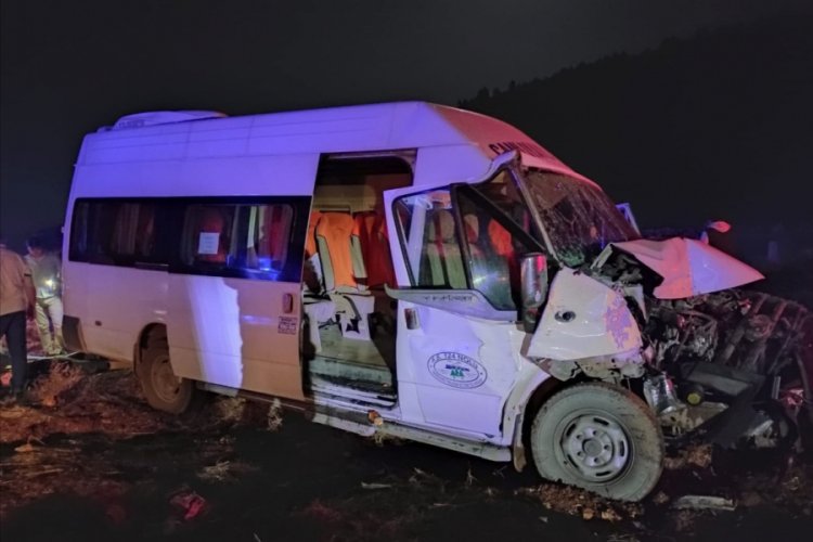 Yolcu minibüsü ile traktör çarpıştı