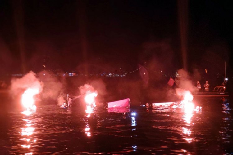 Dalgıçlar 29 Ekim Cumhuriyet Bayramı'nda denizde bayrak açtı