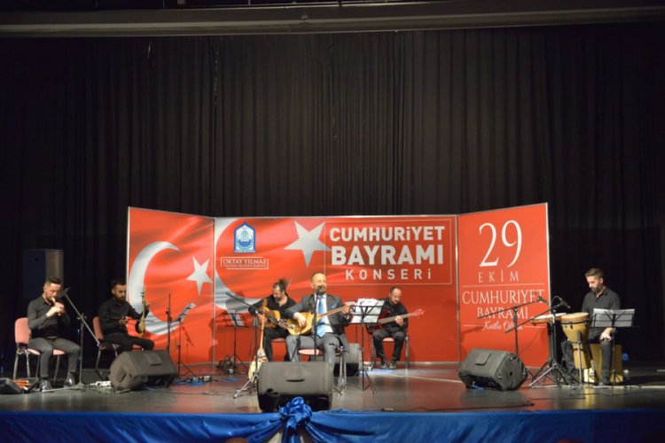 Bursa'da sanatçı Erdem Özdemir konser verdi