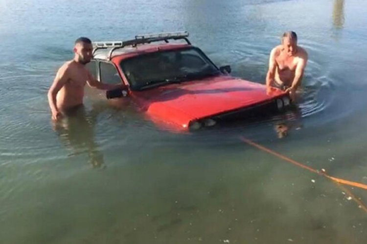 El freni çekilmeyen otomobil gölete uçtu