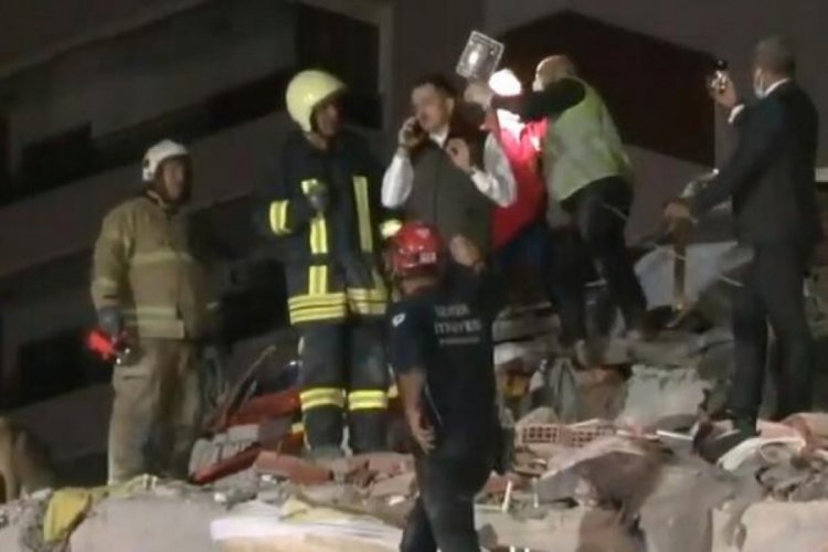 İzmir'deki felakette nefesler tutuldu! Bakan Pakdemirli enkazdaki Buse'yle konuştu