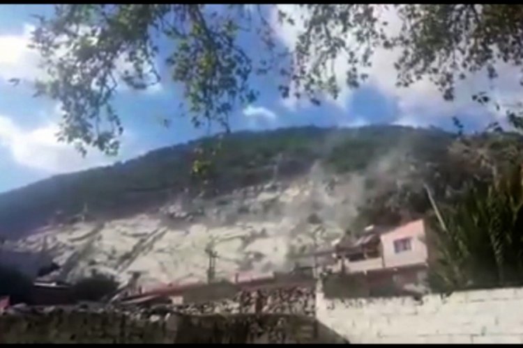 Deprem sırasında taş ocağından kopan kaya parçaları korkuttu