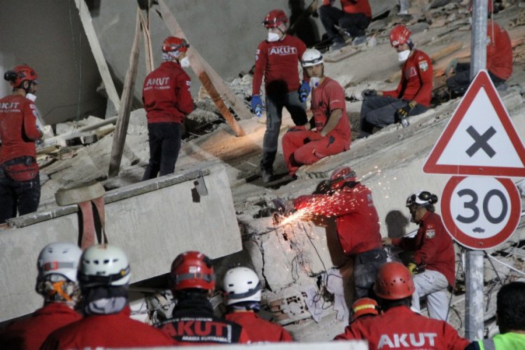 İzmir'de enkaza dönen binalar havadan görüntülendi