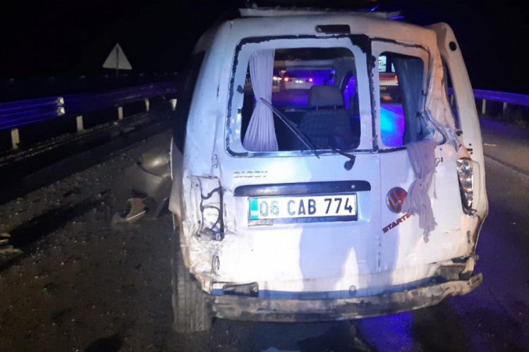Bursa'da hafif ticari araç kamyona çarptı: 4 yaralı