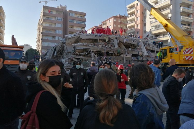 İkizler, enkaz altından çıkarılmayı bekliyor