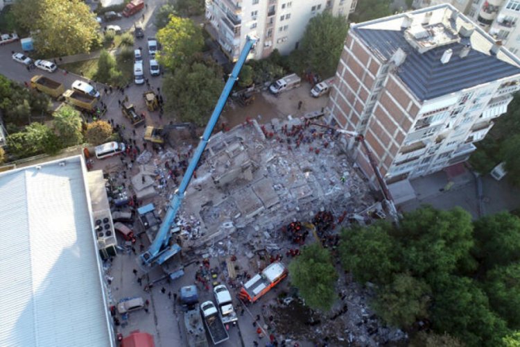 Enkaz altındaki anne ve 4 çocuğuna ulaşıldı