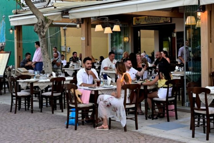 Yunanistan tüm sosyal mekanları kapatıyor