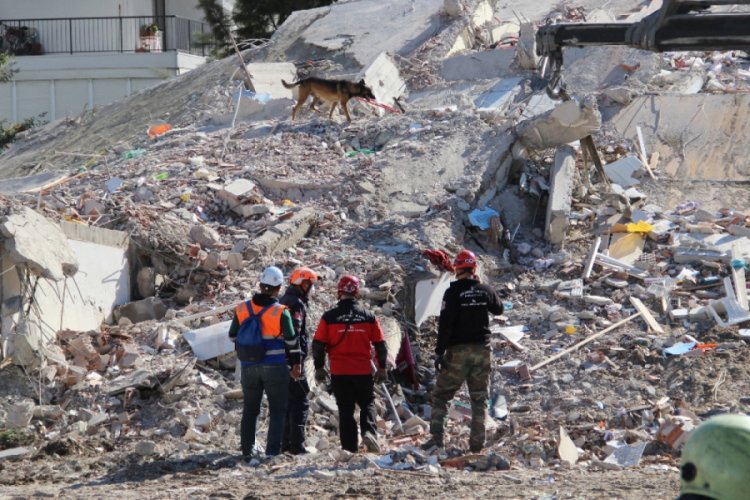 İzmir'de çöken 8 katlı binada umutlar hassas burunlarda