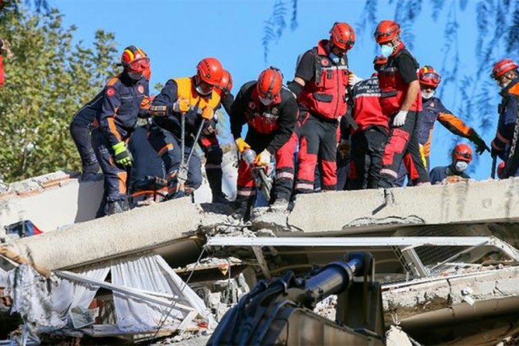 İzmir depreminde yakınlarını merak edenler için Alo 184 hattı