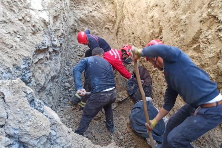 Göçük altında kalan baba oğul hayatını kaybetti
