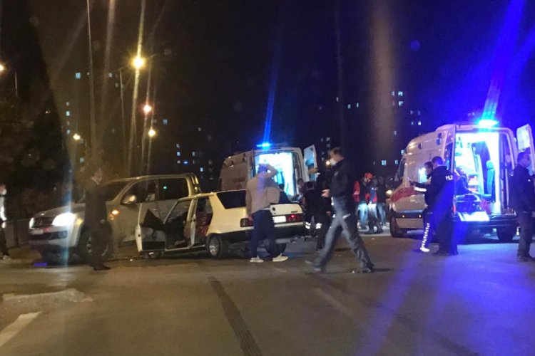 Otomobil ile ticari araç çarpıştı