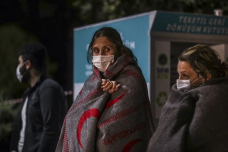 Çadırda ikinci gecelerini geçiren depremzedeler, battaniyelerle ısınmaya çalıştı