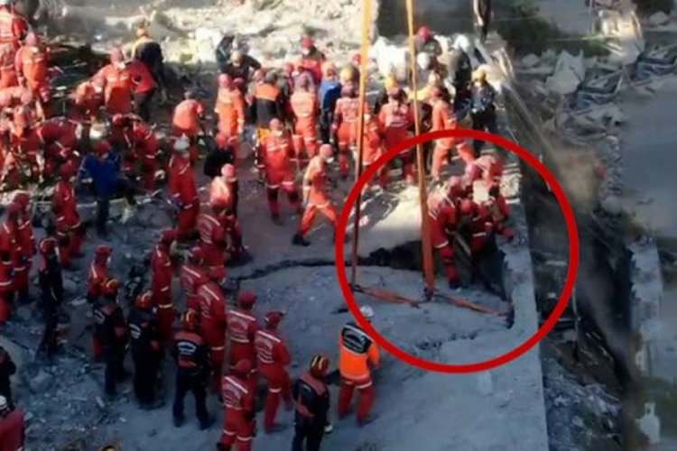 Kurtarma çalışmalarında beton çöktü, 3 kişi boşluğa düştü!