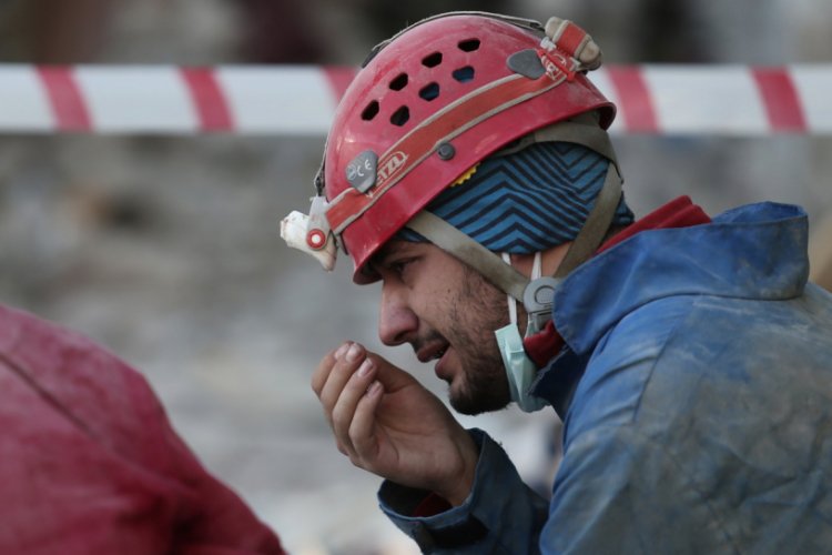 İzmir depreminde arama kurtarma personeli gözyaşlarını tutamadı
