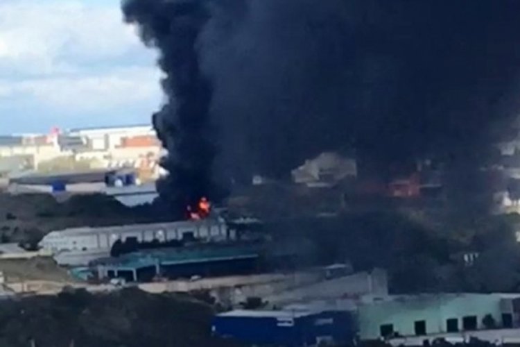 Kocaeli'de boş fabrikadaki yağlar alev alev yandı